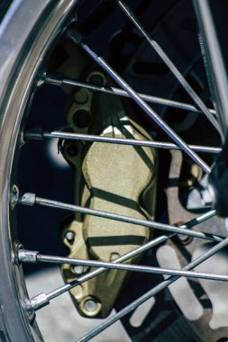 Kıbrıs Rum Kesimi 24 Mayıs 2020 'de Kıbrıs Rum Kesimi' nin Limasol adasında park halindeki bir KTM motosikletine yakın çekim