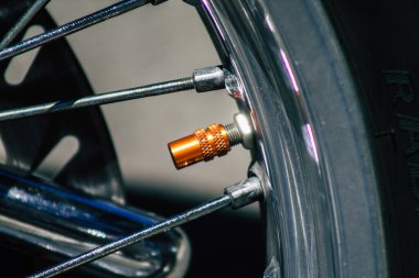 Kıbrıs Rum Kesimi 24 Mayıs 2020 'de Kıbrıs Rum Kesimi' nin Limasol adasında park halindeki bir KTM motosikletine yakın çekim