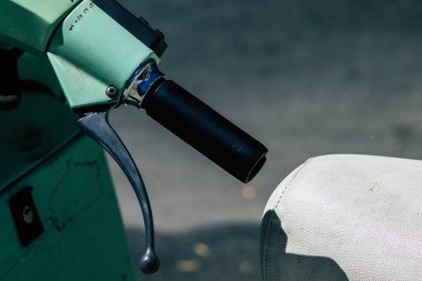 Kıbrıs Rum Kesimi 24 Mayıs 2020, Kıbrıs Rum Kesimi 'nin Limasol adasında eski bir Vespa scooter' ının kapatılması