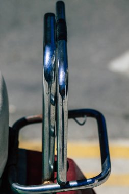 Kıbrıs Rum Kesimi 24 Mayıs 2020, Kıbrıs Rum Kesimi 'nin Limasol adasında eski bir Vespa scooter' ının kapatılması