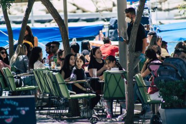 Limasol Kıbrıs Rum Kesimi 24 Mayıs 2020 Coronavirus salgını sırasında Limassol 'daki bir restoranın terasında ilk kez yemek yiyen kimliği belirsiz insanların görüntüsü