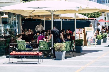 Limasol Kıbrıs Rum Kesimi 24 Mayıs 2020 Coronavirus salgını sırasında Limassol 'daki bir restoranın terasında ilk kez yemek yiyen kimliği belirsiz insanların görüntüsü