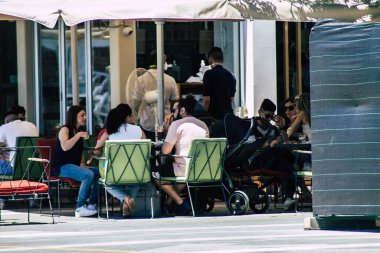 Limasol Kıbrıs Rum Kesimi 24 Mayıs 2020 Coronavirus salgını sırasında Limassol 'daki bir restoranın terasında ilk kez yemek yiyen kimliği belirsiz insanların görüntüsü