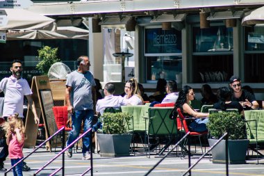 Limasol Kıbrıs Rum Kesimi 24 Mayıs 2020 Coronavirus salgını sırasında Limassol 'daki bir restoranın terasında ilk kez yemek yiyen kimliği belirsiz insanların görüntüsü