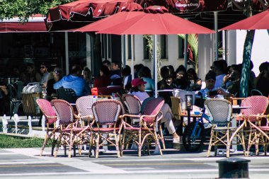 Limasol Kıbrıs Rum Kesimi 24 Mayıs 2020 Coronavirus salgını sırasında Limassol 'daki bir restoranın terasında ilk kez yemek yiyen kimliği belirsiz insanların görüntüsü
