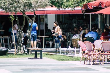 Limasol Kıbrıs Rum Kesimi 24 Mayıs 2020 Coronavirus salgını sırasında Limassol 'daki bir restoranın terasında ilk kez yemek yiyen kimliği belirsiz insanların görüntüsü