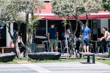 Limasol Kıbrıs Rum Kesimi 24 Mayıs 2020 Coronavirus salgını sırasında Limassol 'daki bir restoranın terasında ilk kez yemek yiyen kimliği belirsiz insanların görüntüsü