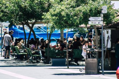 Limasol Kıbrıs Rum Kesimi 24 Mayıs 2020 Coronavirus salgını sırasında Limassol 'daki bir restoranın terasında ilk kez yemek yiyen kimliği belirsiz insanların görüntüsü