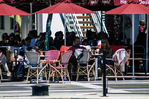 Limassol Chipre Maio 2020 Vista Pessoas Não Identificadas Comendo Pela — Fotografia de Stock