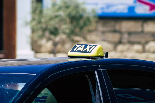 Limassolキプロス2020年5月24日キプロス島のLimassolの通りに駐車している伝統的なキプロスのタクシーの眺め — ストック写真