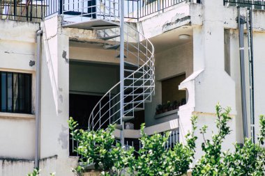 Kıbrıs Rum Kesimi 26 Mayıs 2020 'de Kıbrıs Rum Kesimi' nin Limasol adasındaki bir binanın cephesine baktı