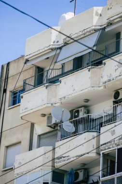 Kıbrıs Rum Kesimi 26 Mayıs 2020 'de Kıbrıs Rum Kesimi' nin Limasol adasındaki bir binanın cephesine baktı