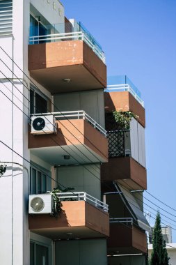 Kıbrıs Rum Kesimi 26 Mayıs 2020 'de Kıbrıs Rum Kesimi' nin Limasol adasındaki bir binanın cephesine baktı