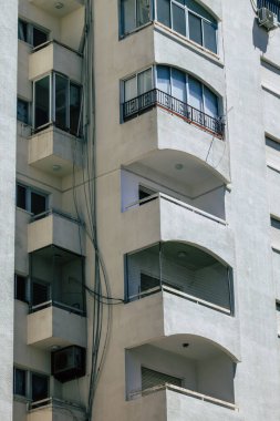 Kıbrıs Rum Kesimi 26 Mayıs 2020 'de Kıbrıs Rum Kesimi' nin Limasol adasındaki bir binanın cephesine baktı