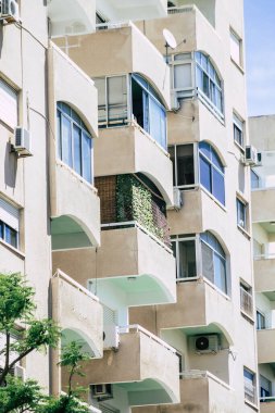 Kıbrıs Rum Kesimi 26 Mayıs 2020 'de Kıbrıs Rum Kesimi' nin Limasol adasındaki bir binanın cephesine baktı