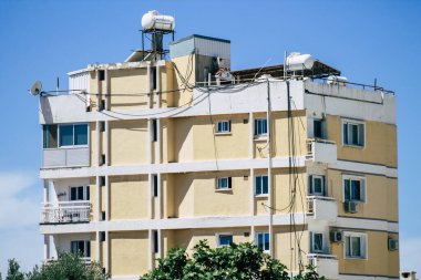 Kıbrıs Rum Kesimi 26 Mayıs 2020 'de Kıbrıs Rum Kesimi' nin Limasol adasındaki bir binanın cephesine baktı