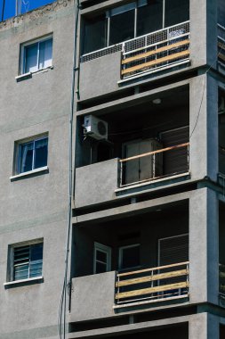 Kıbrıs Rum Kesimi 26 Mayıs 2020 'de Kıbrıs Rum Kesimi' nin Limasol adasındaki bir binanın cephesine baktı