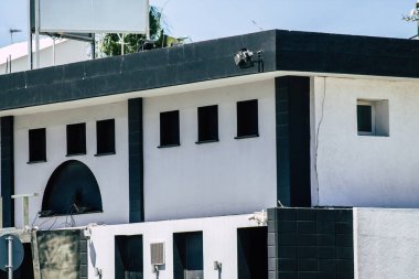 Kıbrıs Rum Kesimi 26 Mayıs 2020 'de Kıbrıs Rum Kesimi' nin Limasol adasındaki bir binanın cephesine baktı