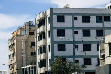 Kıbrıs Rum Kesimi 26 Mayıs 2020 'de Kıbrıs Rum Kesimi' nin Limasol adasındaki bir binanın cephesine baktı