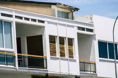 Kıbrıs Rum Kesimi 26 Mayıs 2020 'de Kıbrıs Rum Kesimi' nin Limasol adasındaki bir binanın cephesine baktı