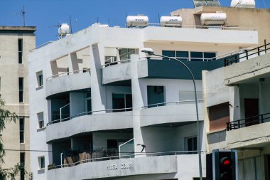Kıbrıs Rum Kesimi 26 Mayıs 2020 'de Kıbrıs Rum Kesimi' nin Limasol adasındaki bir binanın cephesine baktı