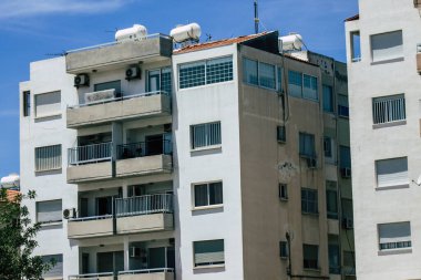 Kıbrıs Rum Kesimi 26 Mayıs 2020 'de Kıbrıs Rum Kesimi' nin Limasol adasındaki bir binanın cephesine baktı