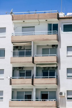 Kıbrıs Rum Kesimi 26 Mayıs 2020 'de Kıbrıs Rum Kesimi' nin Limasol adasındaki bir binanın cephesine baktı