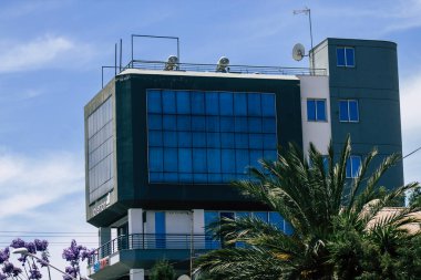 Kıbrıs Rum Kesimi 26 Mayıs 2020 'de Kıbrıs Rum Kesimi' nin Limasol adasındaki bir binanın cephesine baktı