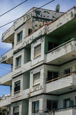 Kıbrıs Rum Kesimi 26 Mayıs 2020 'de Kıbrıs Rum Kesimi' nin Limasol adasındaki bir binanın cephesine baktı