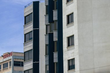 Kıbrıs Rum Kesimi 26 Mayıs 2020 'de Kıbrıs Rum Kesimi' nin Limasol adasındaki bir binanın cephesine baktı