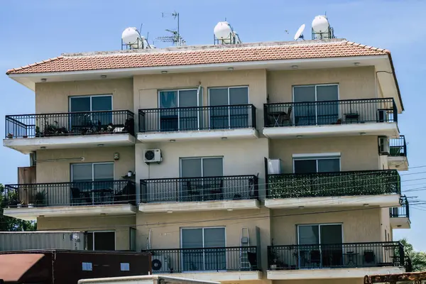 Limassolキプロス2020年5月26日キプロス島のLimassolの通りにある建物のファサードの眺め — ストック写真