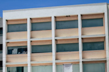 Kıbrıs Rum Kesimi 26 Mayıs 2020 'de Kıbrıs Rum Kesimi' nin Limasol adasındaki bir binanın cephesine baktı