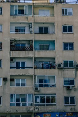 Kıbrıs Rum Kesimi 26 Mayıs 2020 'de Kıbrıs Rum Kesimi' nin Limasol adasındaki bir binanın cephesine baktı