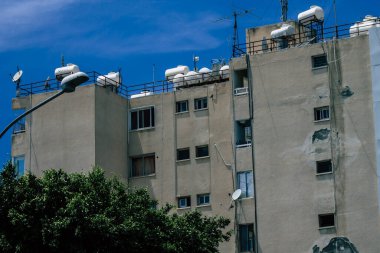 Kıbrıs Rum Kesimi 26 Mayıs 2020 'de Kıbrıs Rum Kesimi' nin Limasol adasındaki bir binanın cephesine baktı