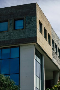 Kıbrıs Rum Kesimi 26 Mayıs 2020 'de Kıbrıs Rum Kesimi' nin Limasol adasındaki bir binanın cephesine baktı