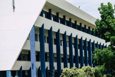 Kıbrıs Rum Kesimi 26 Mayıs 2020 'de Kıbrıs Rum Kesimi' nin Limasol adasındaki bir binanın cephesine baktı