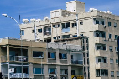 Kıbrıs Rum Kesimi 26 Mayıs 2020 'de Kıbrıs Rum Kesimi' nin Limasol adasındaki bir binanın cephesine baktı