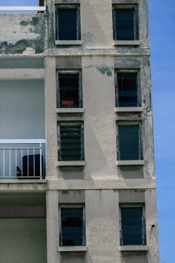 Kıbrıs Rum Kesimi 26 Mayıs 2020 'de Kıbrıs Rum Kesimi' nin Limasol adasındaki bir binanın cephesine baktı