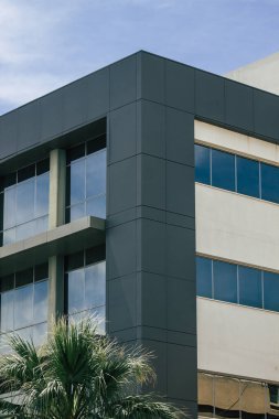 Kıbrıs Rum Kesimi 26 Mayıs 2020 'de Kıbrıs Rum Kesimi' nin Limasol adasındaki bir binanın cephesine baktı