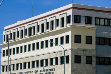 Kıbrıs Rum Kesimi 26 Mayıs 2020 'de Kıbrıs Rum Kesimi' nin Limasol adasındaki bir binanın cephesine baktı