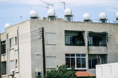 Kıbrıs Rum Kesimi 26 Mayıs 2020 'de Kıbrıs Rum Kesimi' nin Limasol adasındaki bir binanın cephesine baktı
