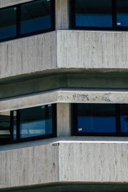 Kıbrıs Rum Kesimi 26 Mayıs 2020 'de Kıbrıs Rum Kesimi' nin Limasol adasındaki bir binanın cephesine baktı