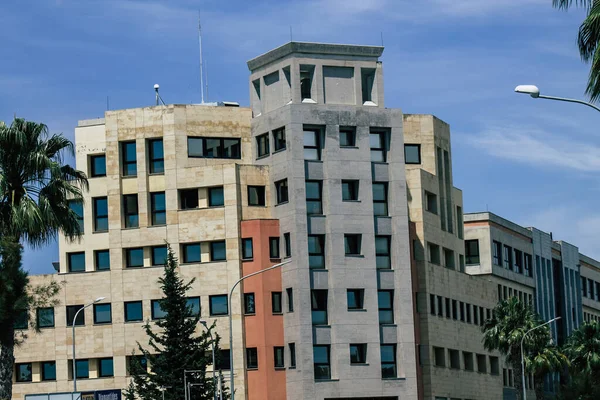 Kıbrıs Rum Kesimi 26 Mayıs 2020 'de Kıbrıs Rum Kesimi' nin Limasol adasındaki bir binanın cephesine baktı