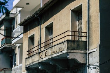 Kıbrıs Rum Kesimi 26 Mayıs 2020 'de Kıbrıs Rum Kesimi' nin Limasol adasındaki bir binanın cephesine baktı