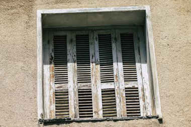 Kıbrıs Rum Kesimi 26 Mayıs 2020 'de Kıbrıs Rum Kesimi' nin Limasol adasındaki bir binanın cephesine baktı