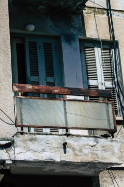 Kıbrıs Rum Kesimi 26 Mayıs 2020 'de Kıbrıs Rum Kesimi' nin Limasol adasındaki bir binanın cephesine baktı