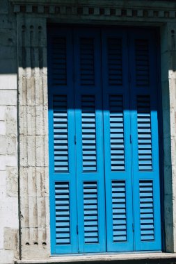 Kıbrıs Rum Kesimi 26 Mayıs 2020 'de Kıbrıs Rum Kesimi' nin Limasol adasındaki bir binanın cephesine baktı