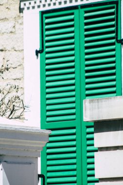 Kıbrıs Rum Kesimi 26 Mayıs 2020 'de Kıbrıs Rum Kesimi' nin Limasol adasındaki bir binanın cephesine baktı