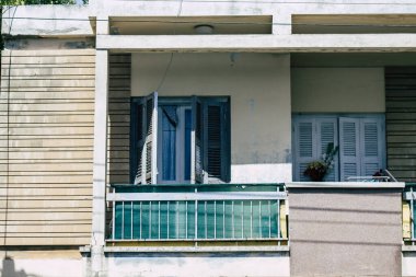 Kıbrıs Rum Kesimi 26 Mayıs 2020 'de Kıbrıs Rum Kesimi' nin Limasol adasındaki bir binanın cephesine baktı