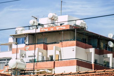 Kıbrıs Rum Kesimi 26 Mayıs 2020 'de Kıbrıs Rum Kesimi' nin Limasol adasındaki bir binanın cephesine baktı